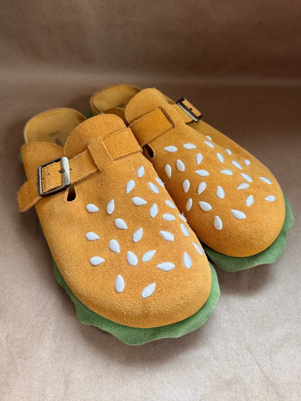 Unisex Hello Slippers Burger Slippers in Toasty Brown Bun. Size EU 42/W11/M9.5